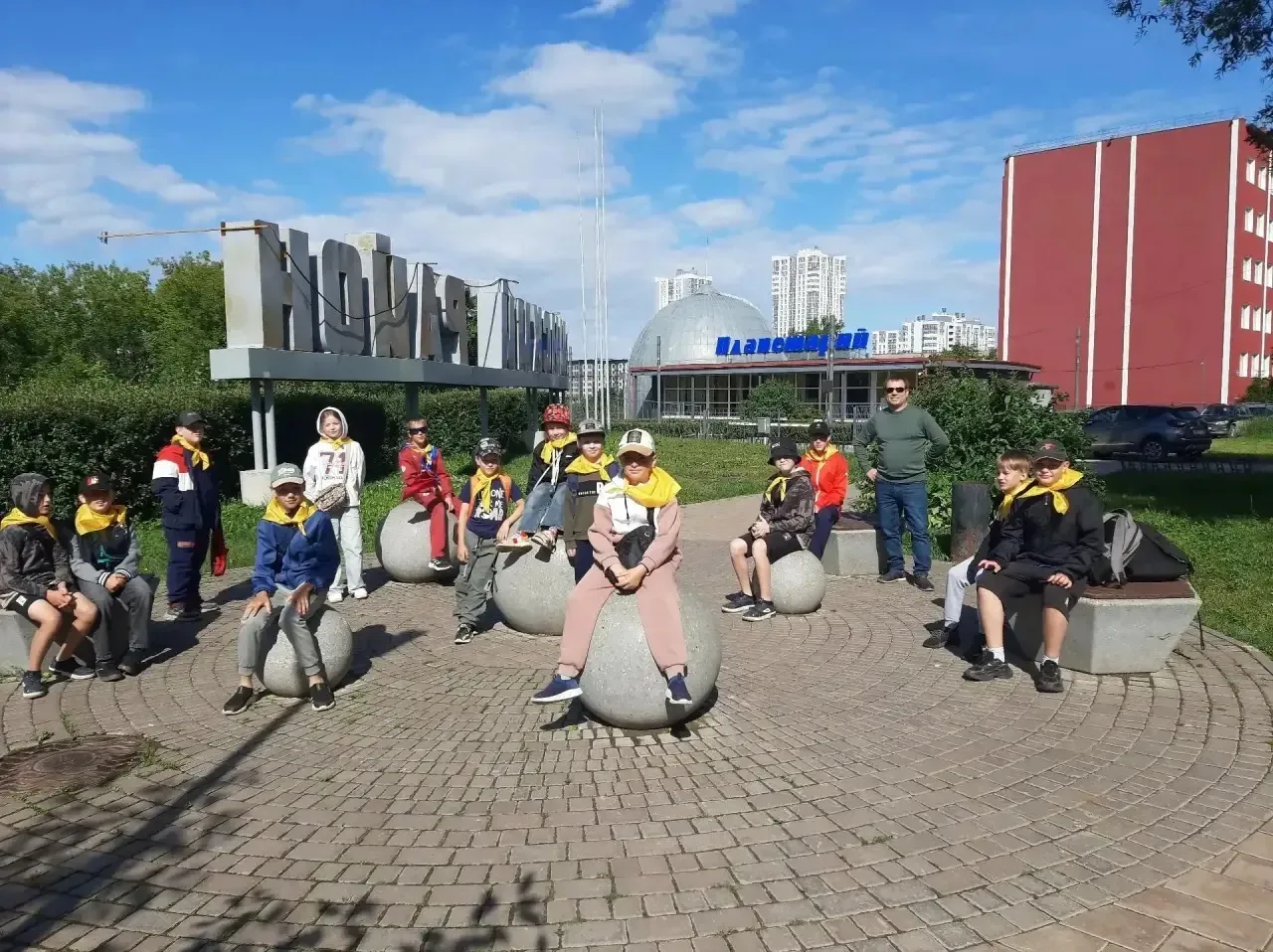 Научное приключение: наш отряд в Планетарии! 🔭

Сегодня мы расширили горизонты и заглянули в далёко