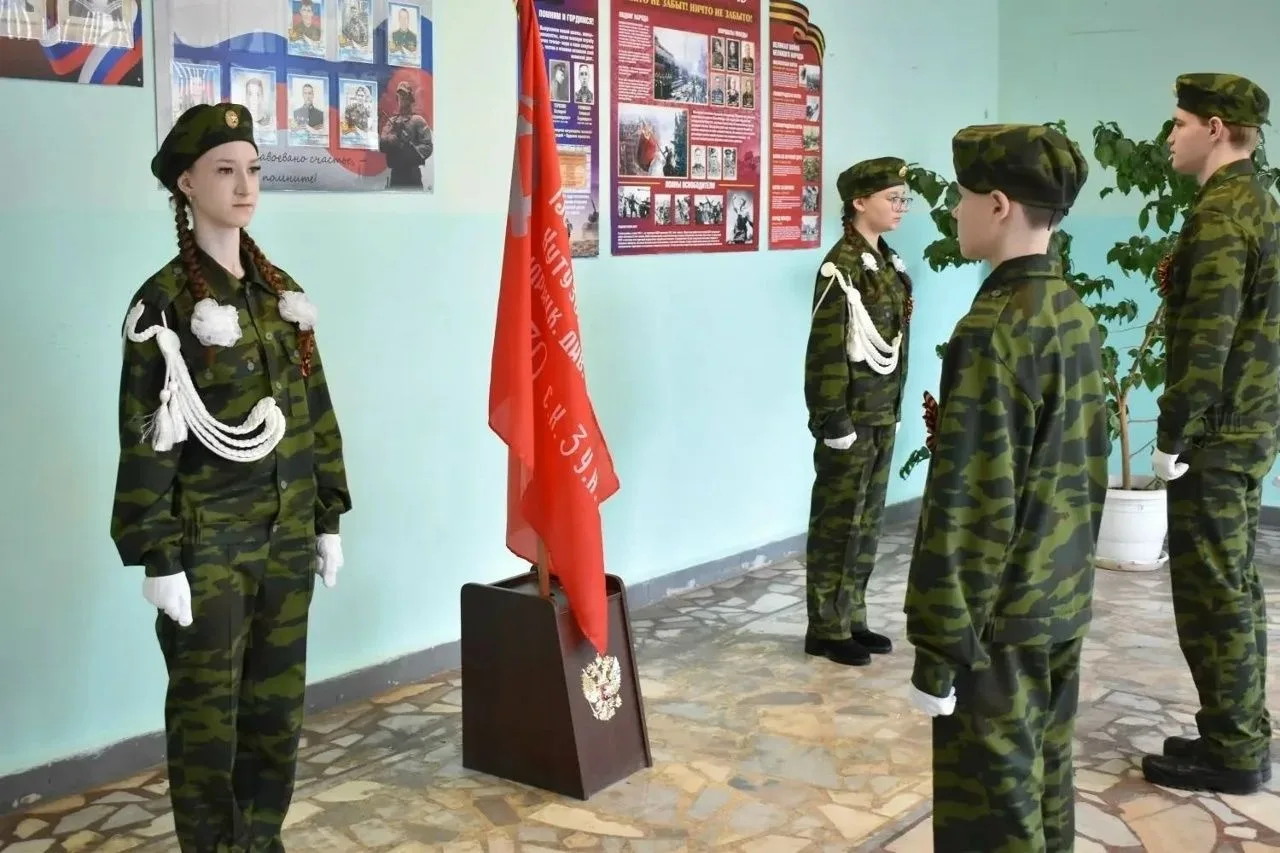 🇷🇺Чебоксарские школьники — в почётном карауле у Знамени Победы   В преддверии 81-й годовщины Великой