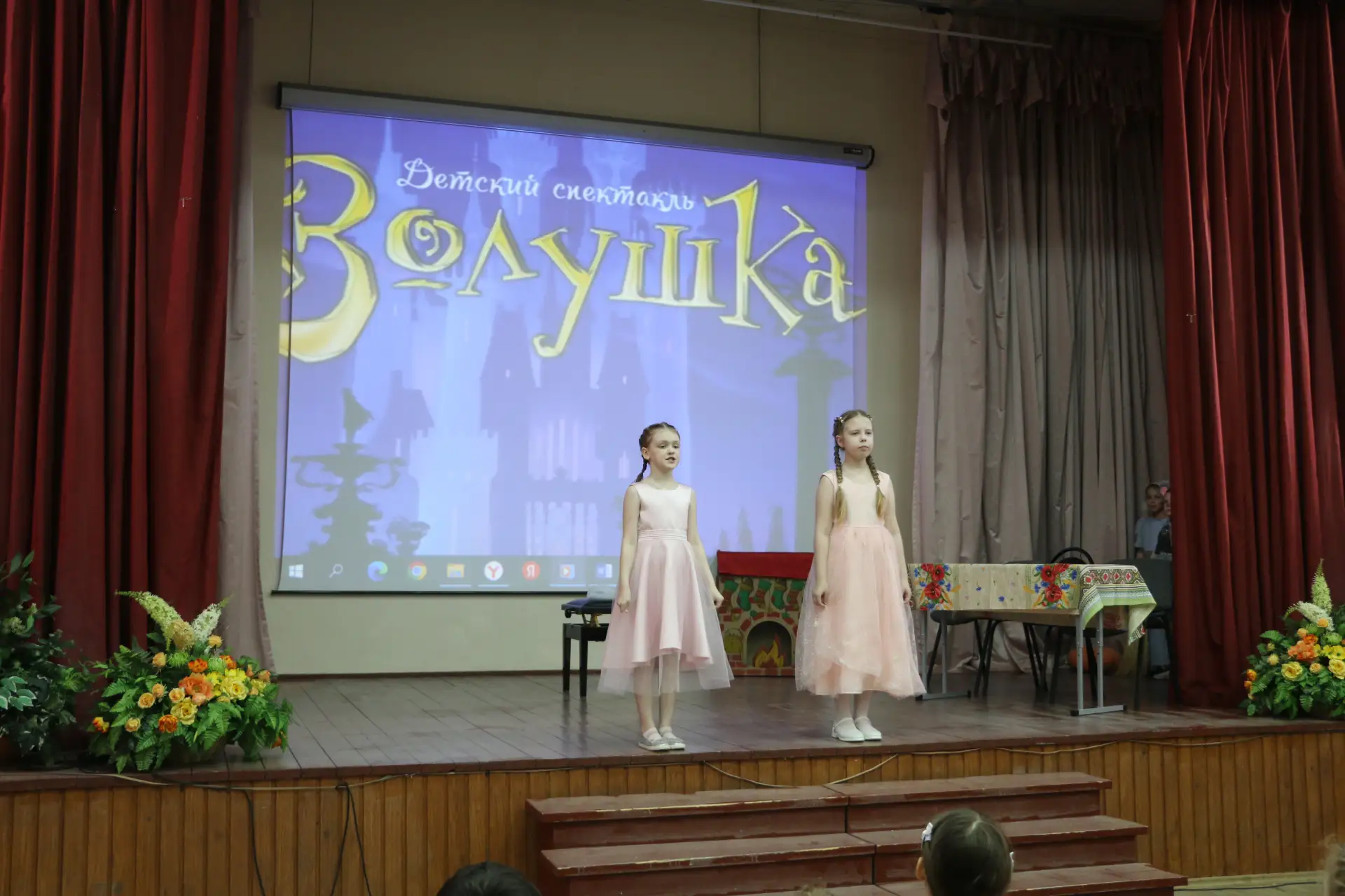 Театр, который развивает детей 🎭  В нашей школе состоялся показ спектакля театральной студии «Импров