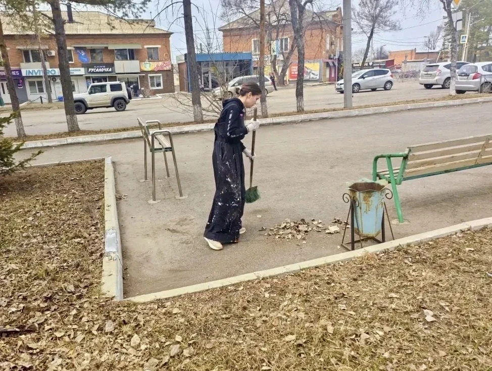 Чистота — дело общее!   🧹Работники культуры провели субботник на территории городского Дома культуры