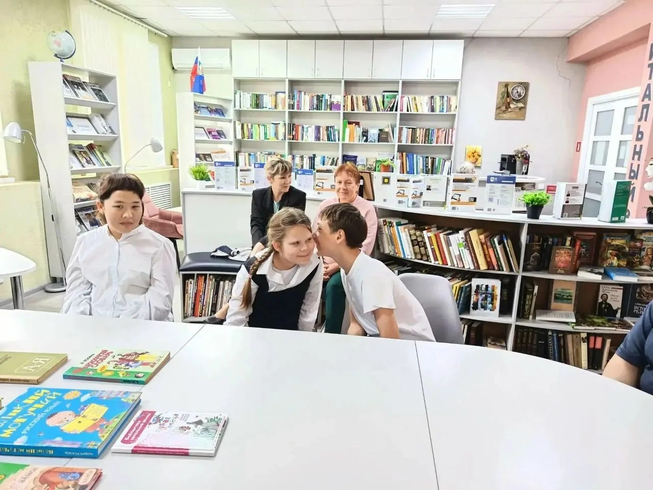 В Центральной библиотеке прошёл тематический час «Слово творящее мир» для участников кл...