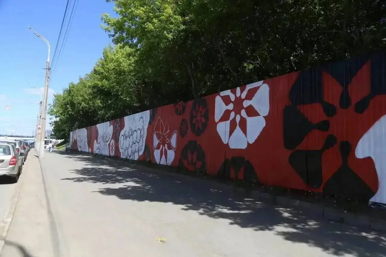 В Ижевске установили забор в фирменных цветах с удмуртским принтом.