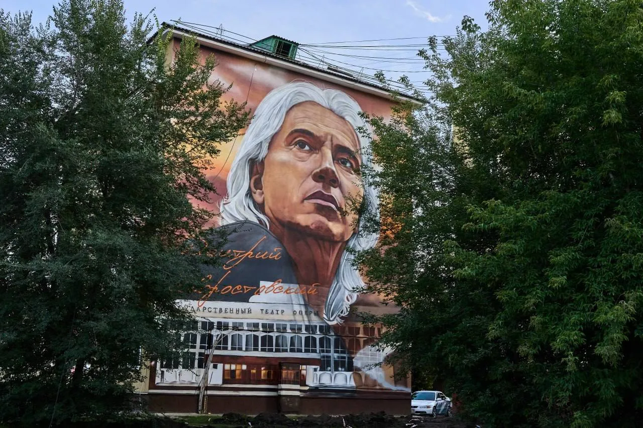 На Красрабе появился мурал с Дмитрием Хворостовским.