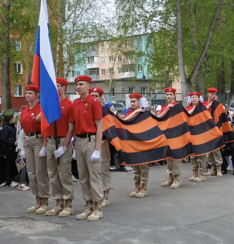 Делимся с вами кадрами и видео шествия «Бессмертный полк» и конкурса смотра строя и песни «Аты-баты-