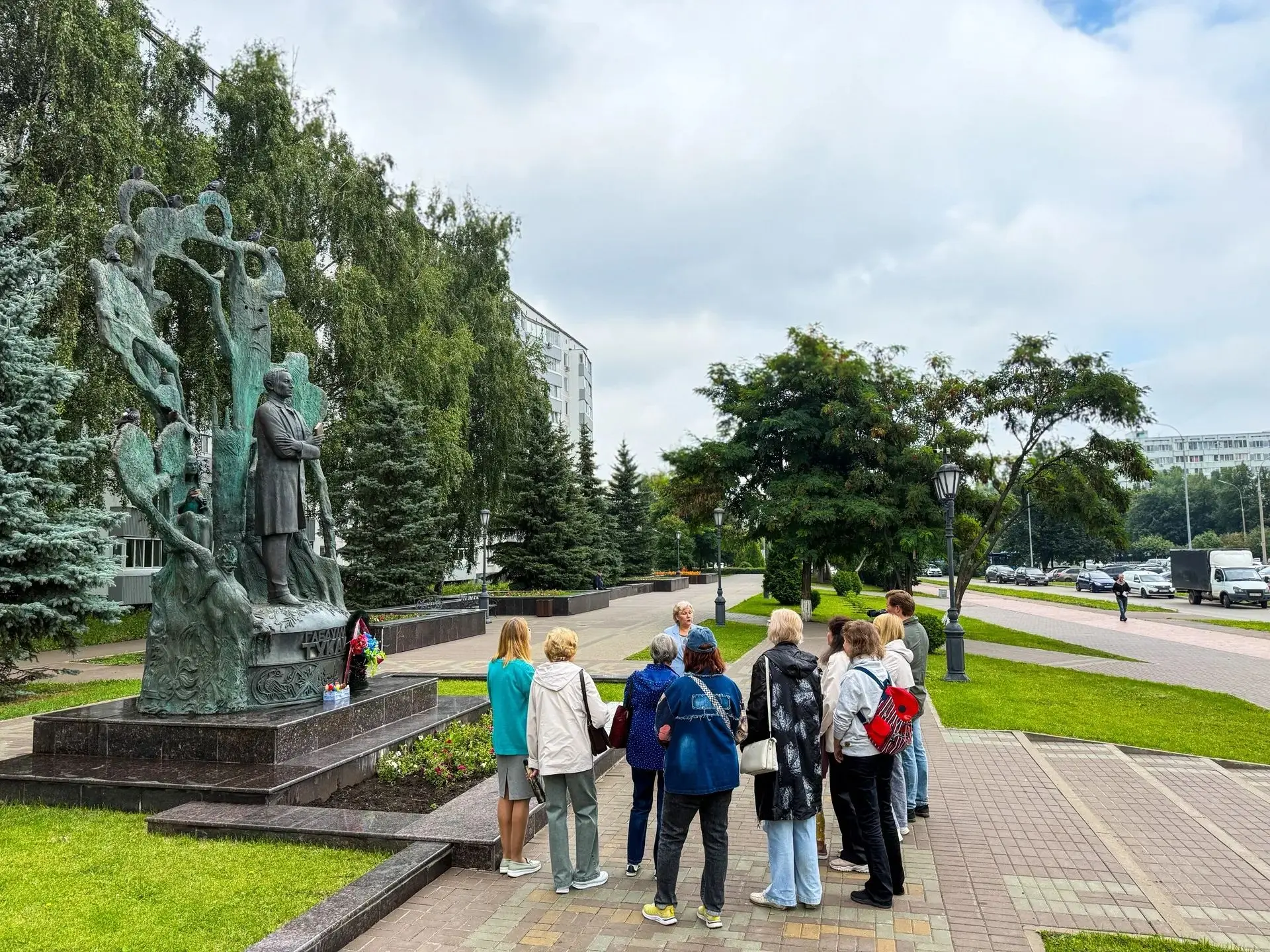 В сквере имени великого татарского поэта прошла пешеходная экскурсия «Волшебные сады Ту...