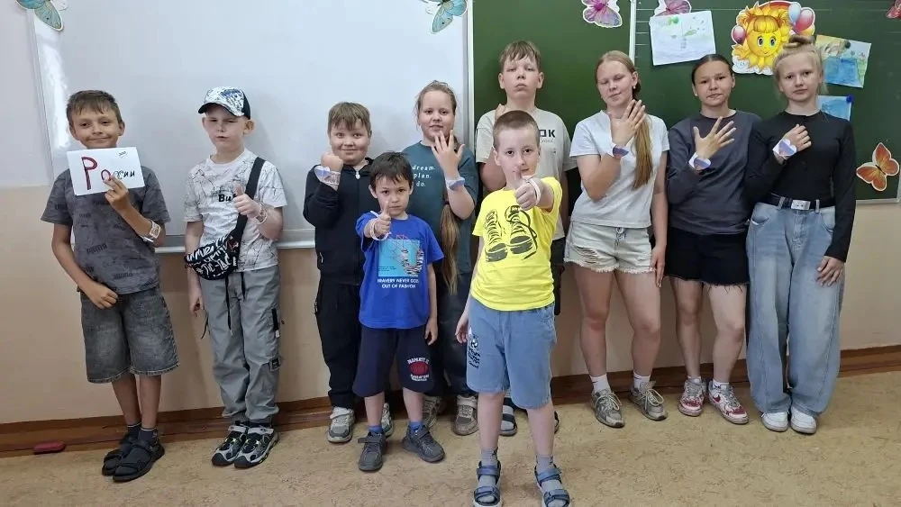 ❤️🇷🇺 Россия — Родина моя!

В преддверии Дня России наши «Орлята» из пришкольного лагеря стали учас