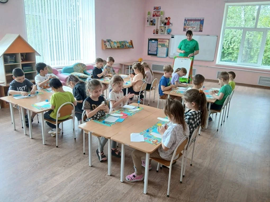 Группа "Ягодки". Изготовление аппликации ко дню России "Русская матрешка". Цель :воспит...
