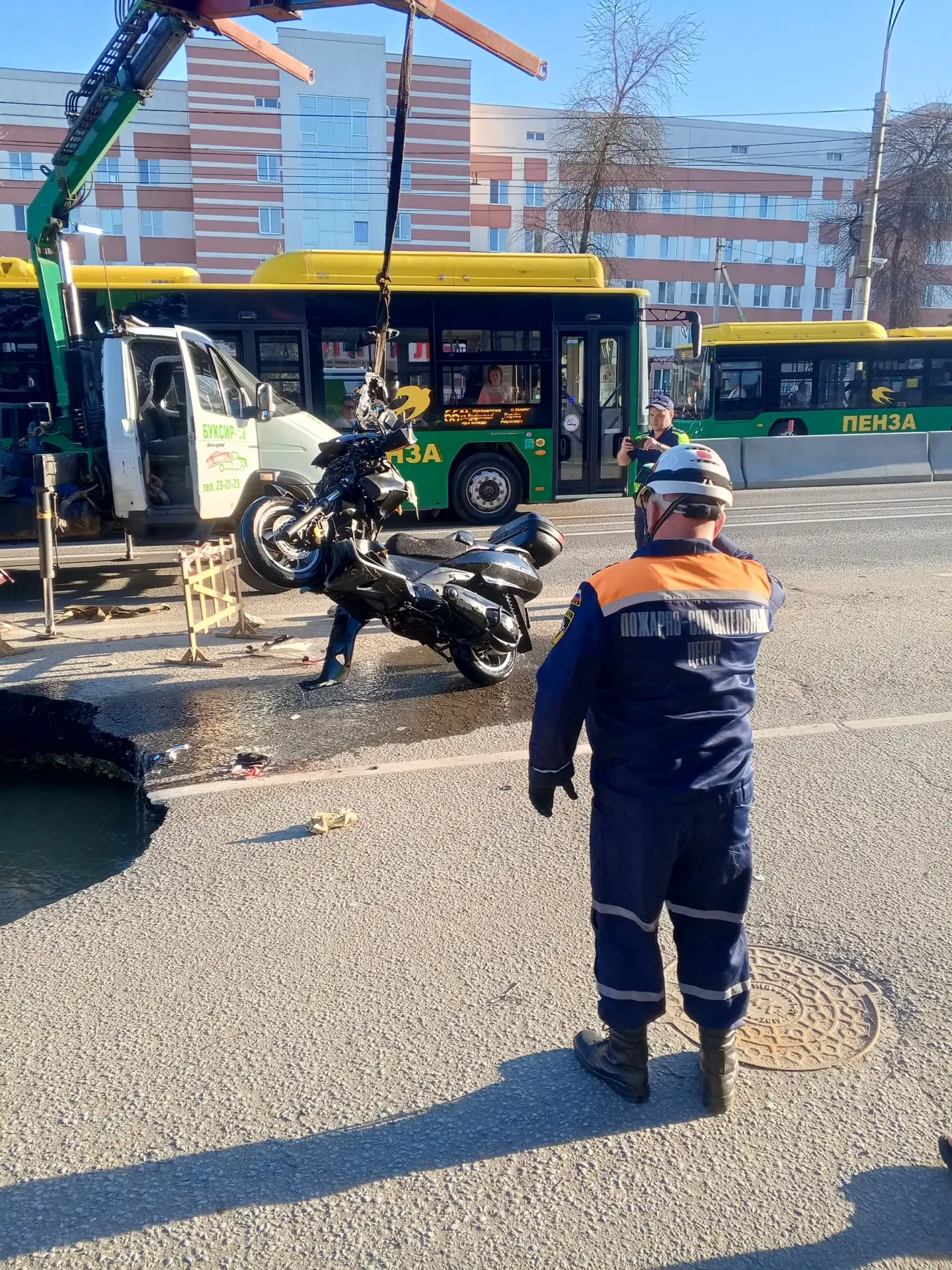 ⚠️ Водолазы МЧС доставали мотоцикл из провала на Проспекте Победы  Необычная спасательная операция р