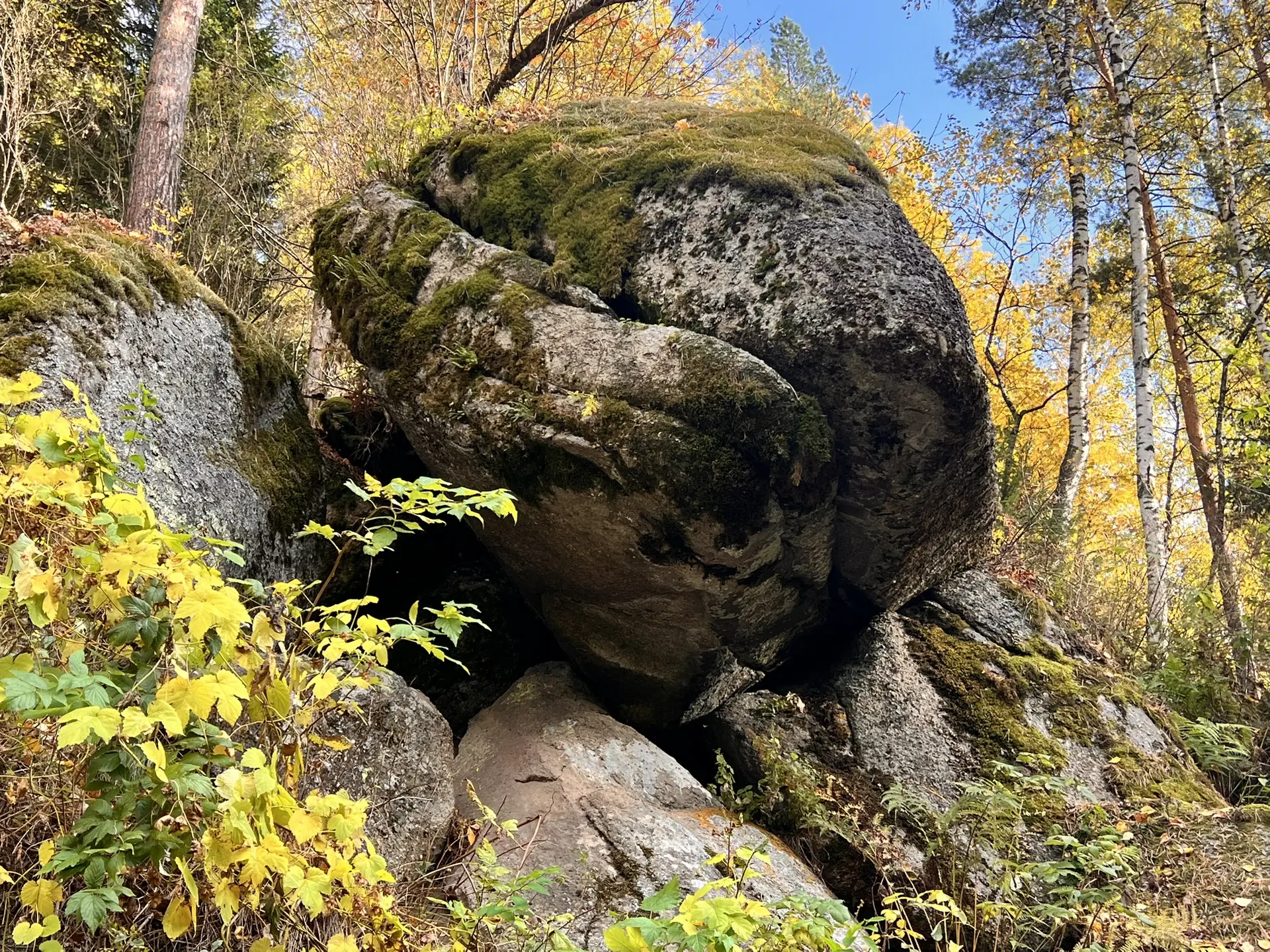На что похоже камень и где находится?