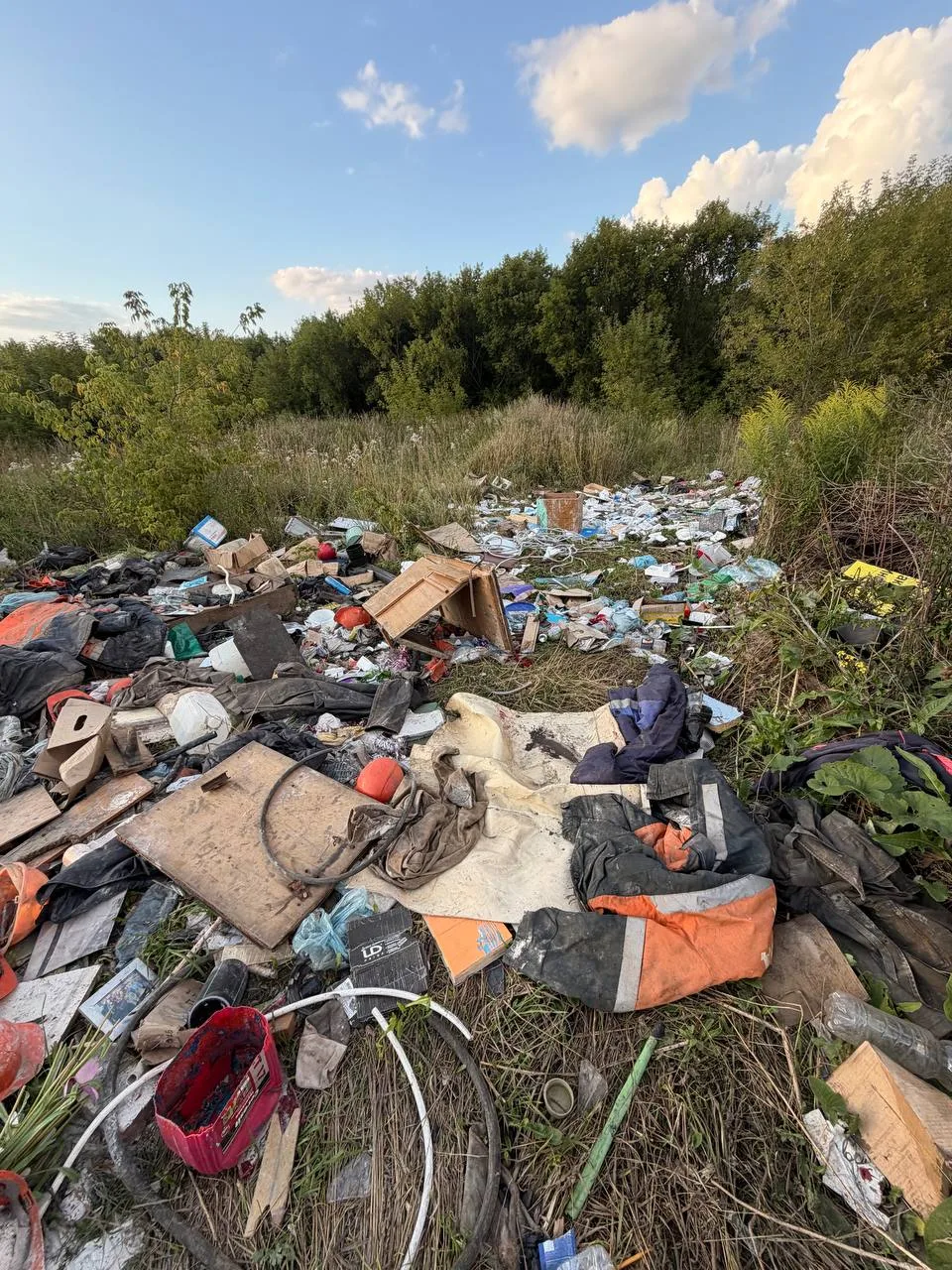 Сегодня мне прислали фотографии из Рудничного района: около жилого района Боровой образ...