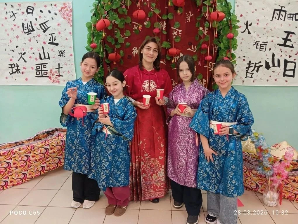 В нашей школе открылась тематическая фотозона, посвящённая Дню культуры Китая!  Приглашаем всех учен