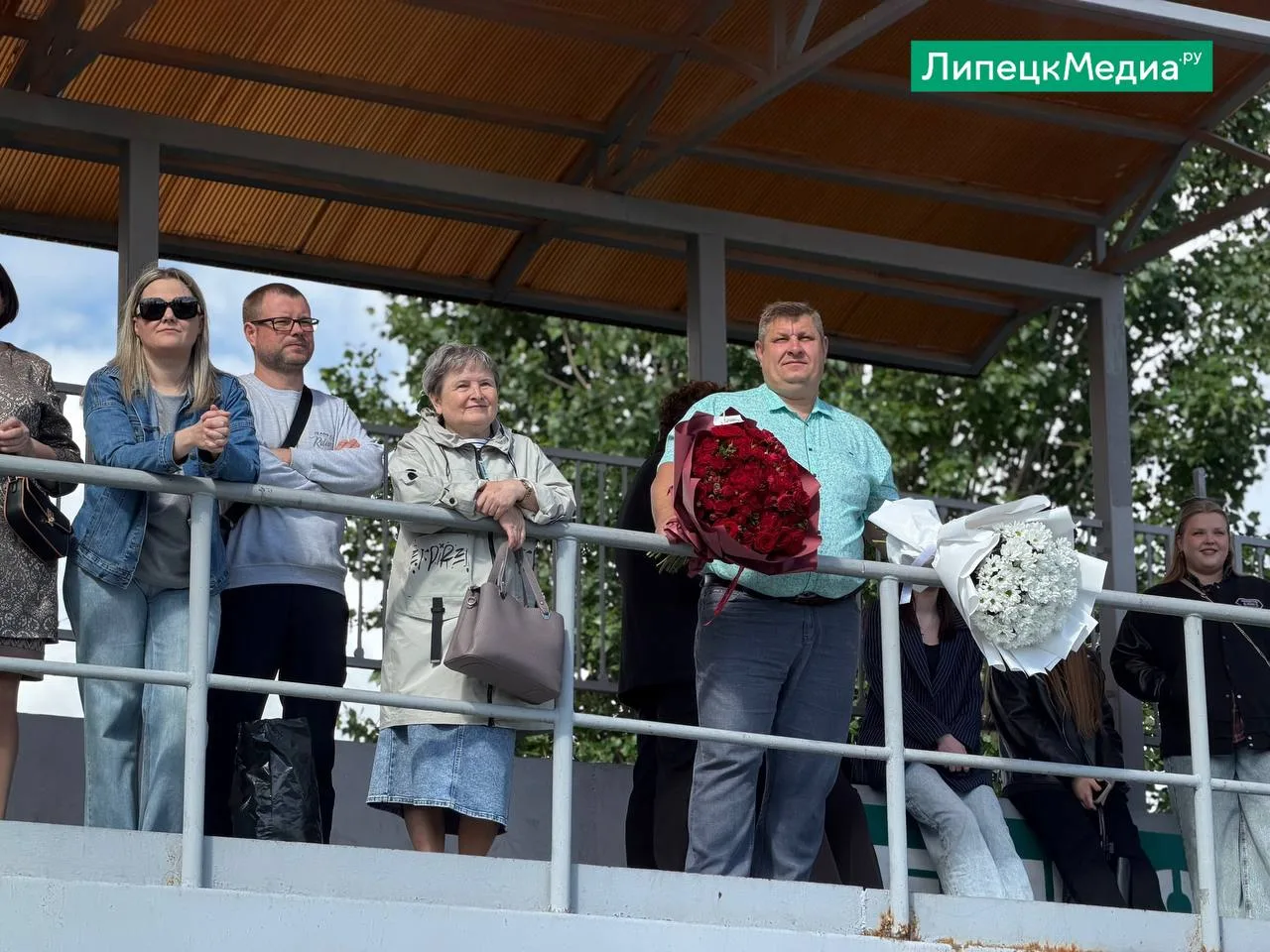 🎓 В Липецке стартовали последние звонки.  Сегодня у школ по всему городу собрались выпускники, учите