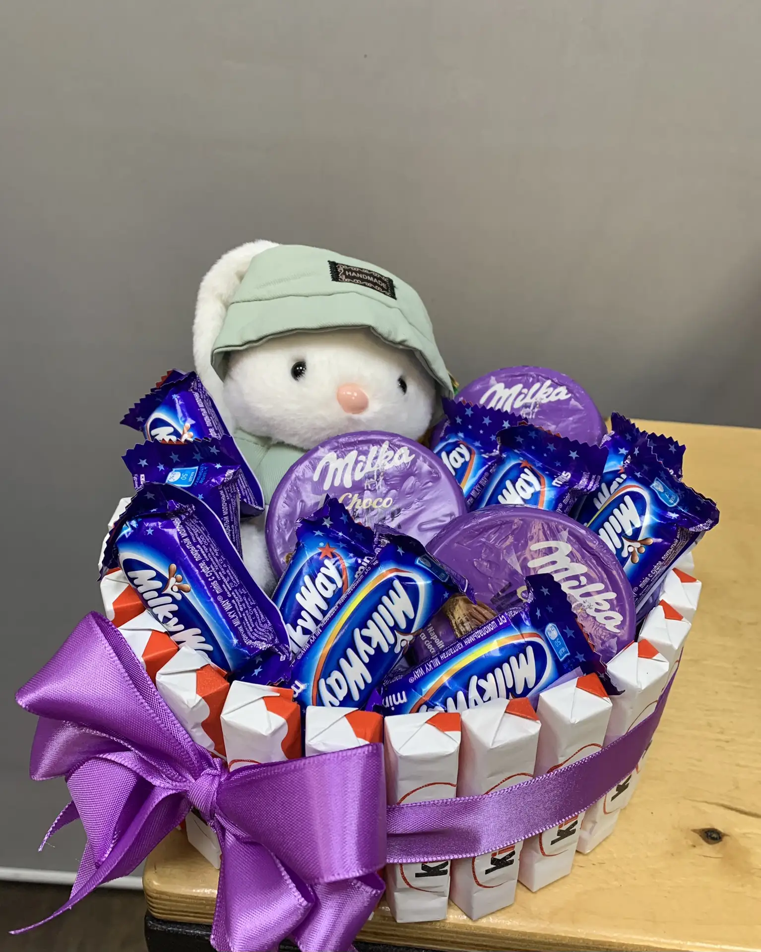 «Сладкий сюрприз в одной коробке — шоколад + милый плюш. Закажи и удиви! 🍫🧸»