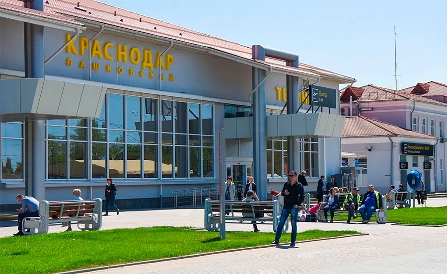 В аэропорту Краснодара с марта изъяли 15 машин у нелегальных таксистов