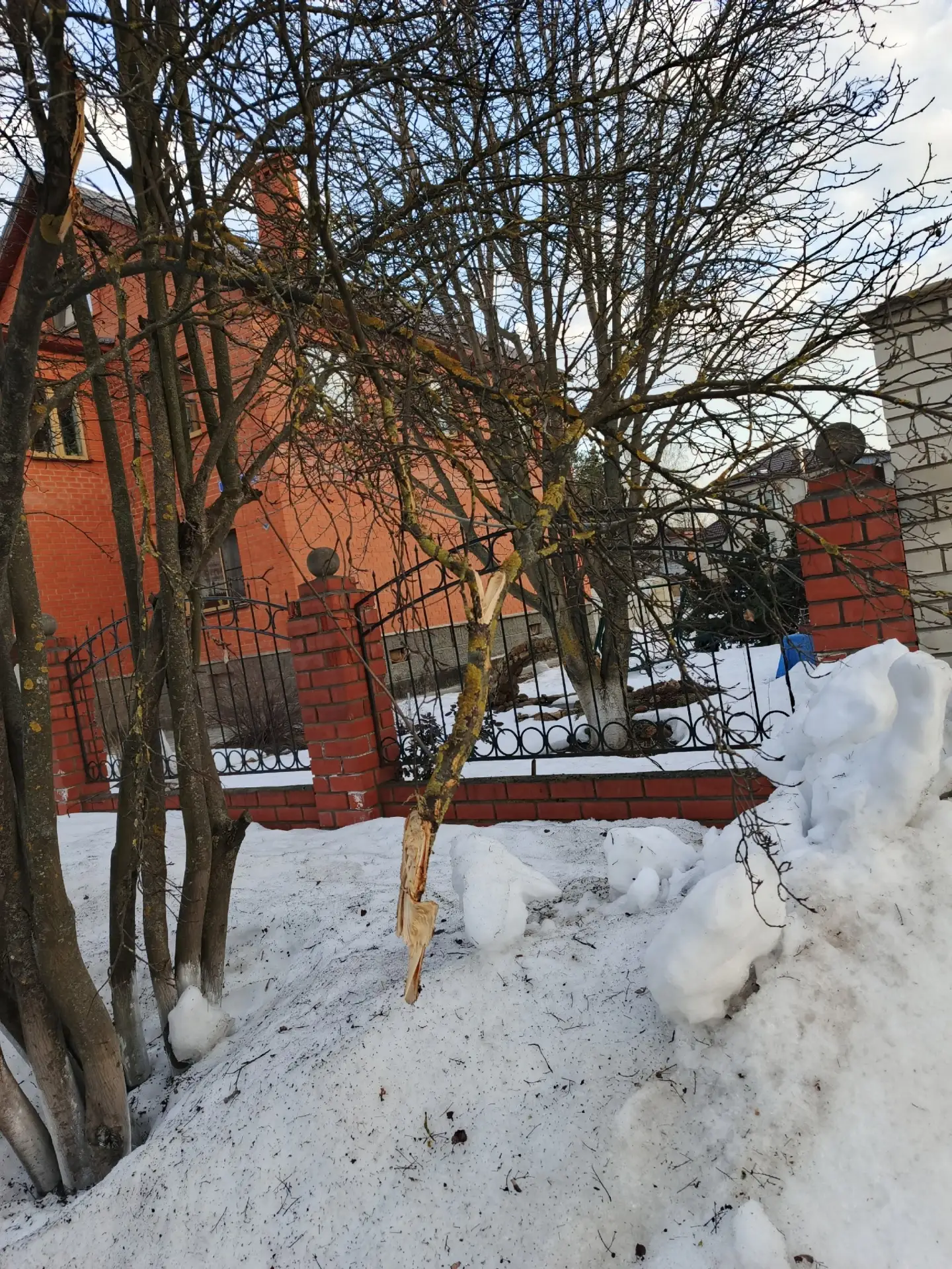А вот так местная администрация портит дороги и бордюры в частных секторах!  И никакого ответа — ни 