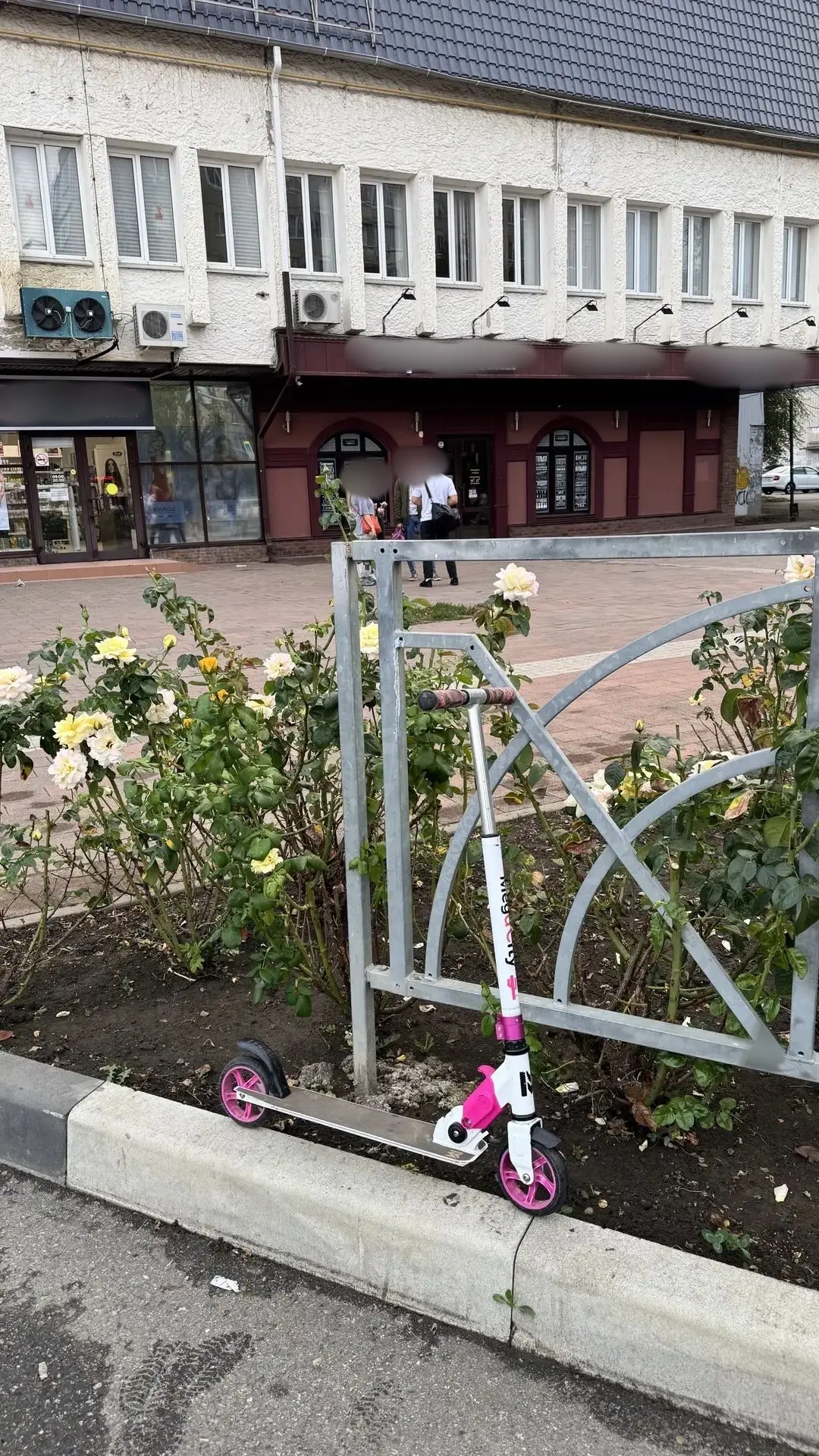 ⚡️Стоит возле стрижамента, на Гагарина, район детской поликлиники.