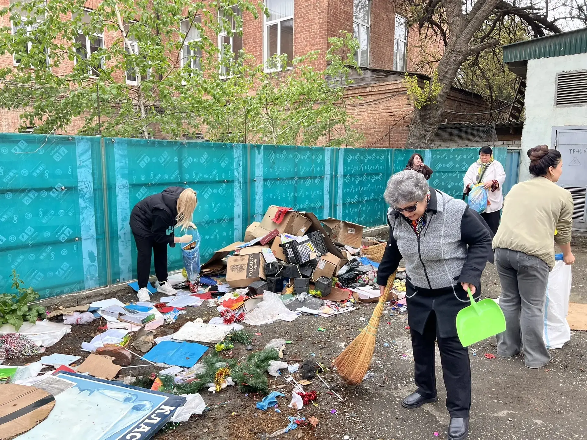 Сегодня в нашем городе прошёл общегородской субботник, и коллектив нашей гимназии с удо...