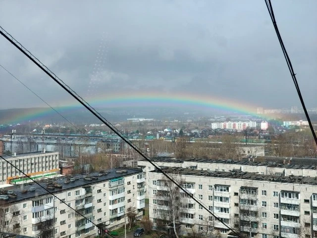 Жительница Первоуральска поделилась с нами фото апрельской радуги:  «Вот какая красота сегодня, 23.0