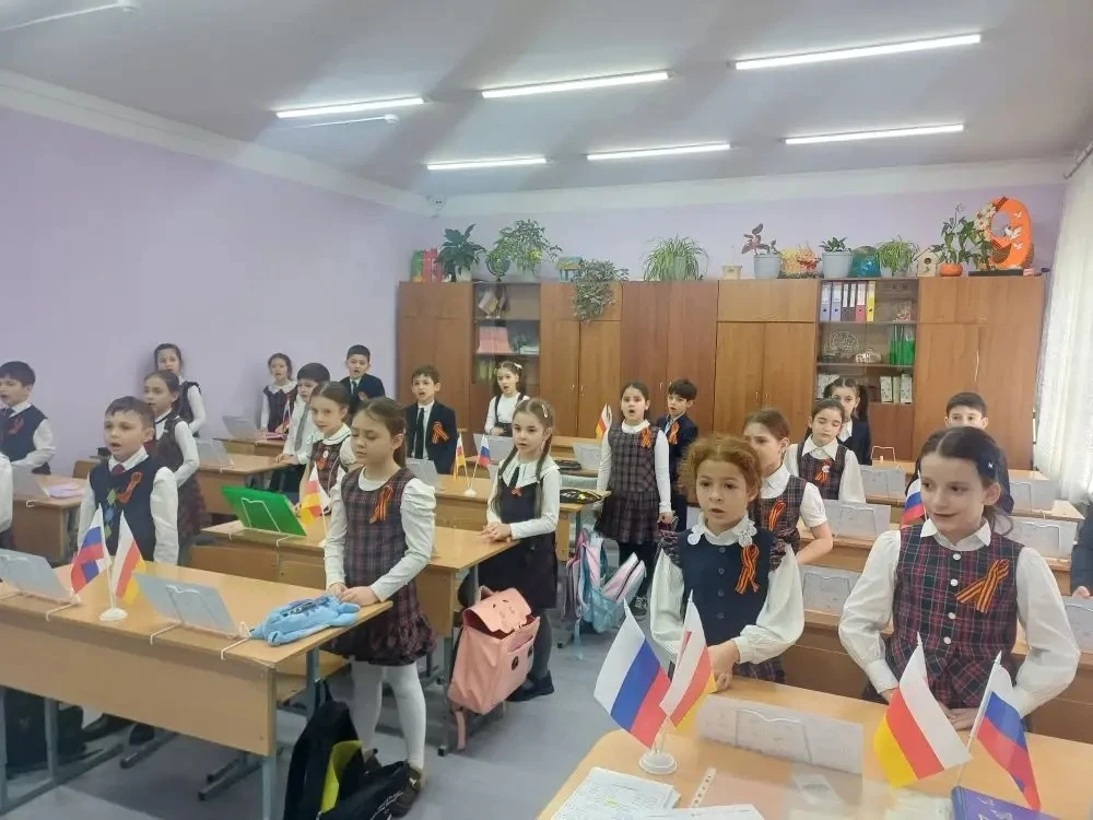 Утро понедельника, 4 мая, в лицее традиционно началось с торжественной линейки, выноса Государственн