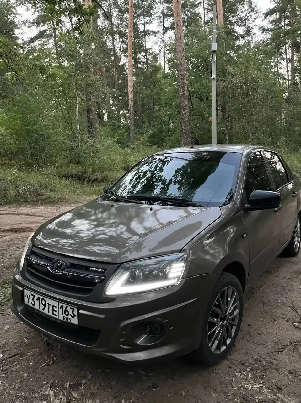 Лада Гранта 2015г, я 3 владелец, владею с 23 года. 190к пробег. Стоят хорошие диски, ве...