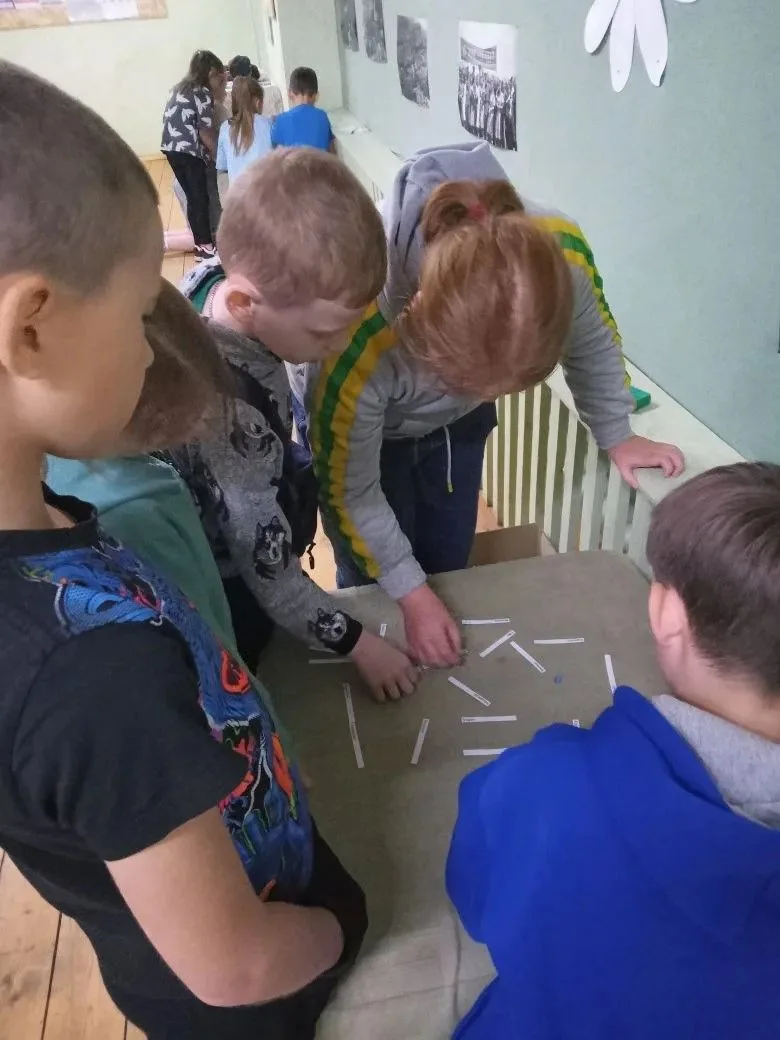 Сегодняшний день на летней площадке начался с зарядки и подвижных игр на свежем воздухе...