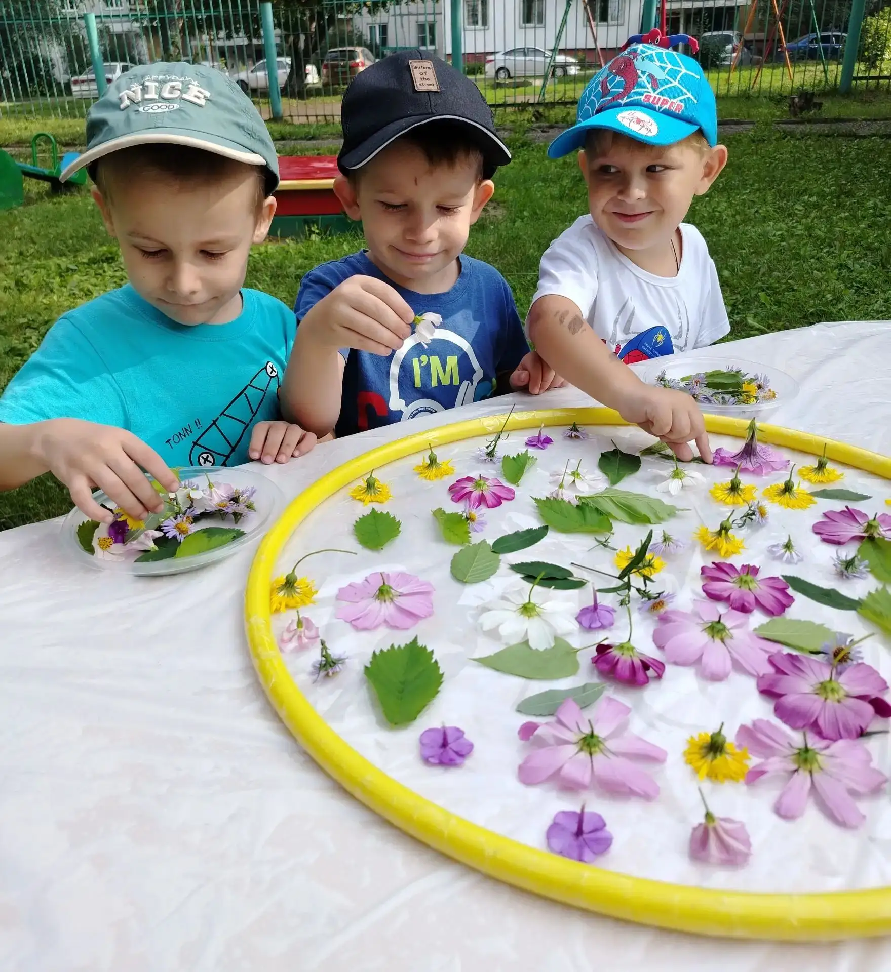 🌼В нашей средней группе «Воображульки» творческая мастерская работает без выходных! Когда на улице 