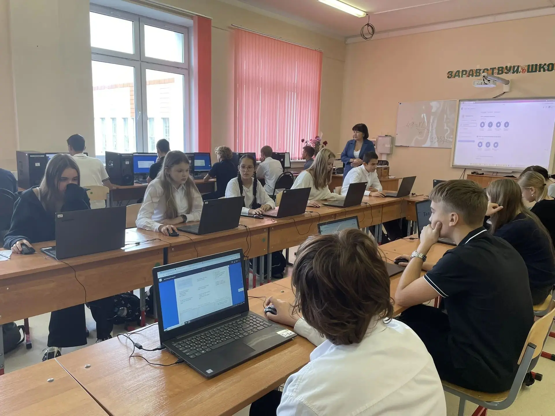 Очередной Киберурок прошел в 8-7 классе по теме  «Как экосистемы влияют на наш выбор». ...