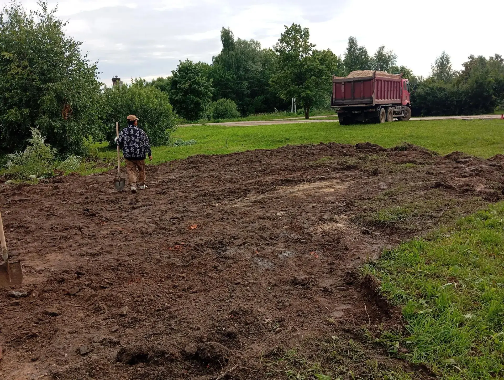 В Субботниках строят детский городок