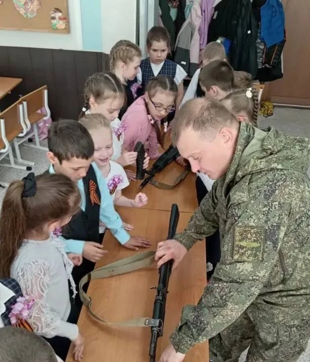 В 1«В» классе МБОУ "СОШ  N35" прошёл урок Мужества, который запомнится всем надолго! У нас в гостях 
