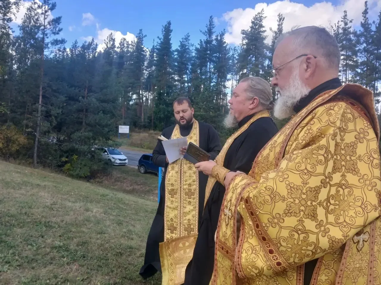 Братский молебен у Поклонного креста, как традиционное общественное молитвенное стояние...