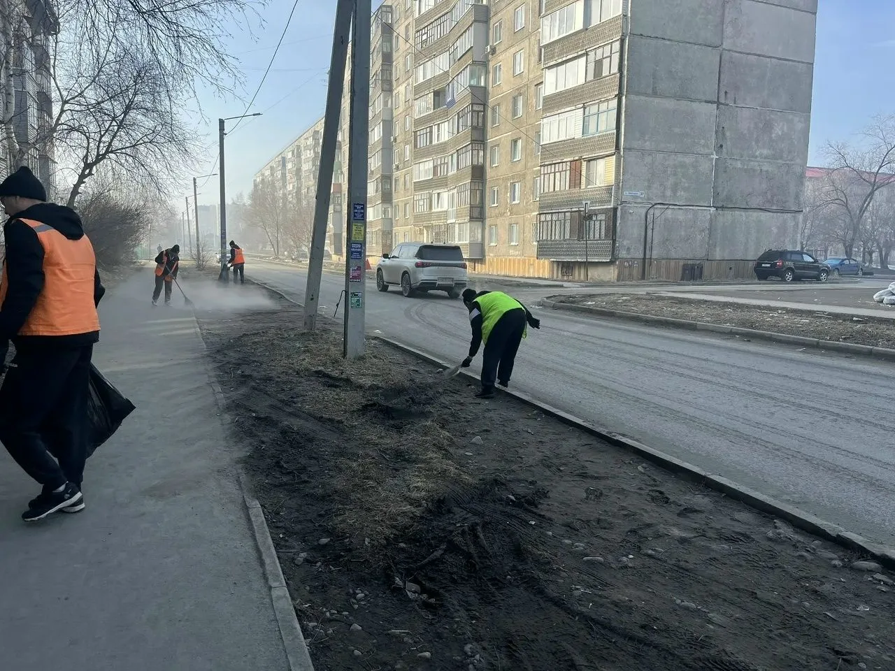 В Бийске коммунальные службы начали сезонную подготовку улиц к тёплому периоду   🚜Проводятся работы 