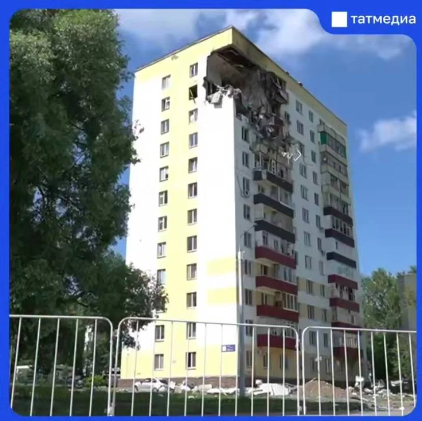 🚧  Так сейчас выглядит дом в Нижнекамске, куда попал БЕСПИЛОТНИК. Верхние этажи будут сносить и вос