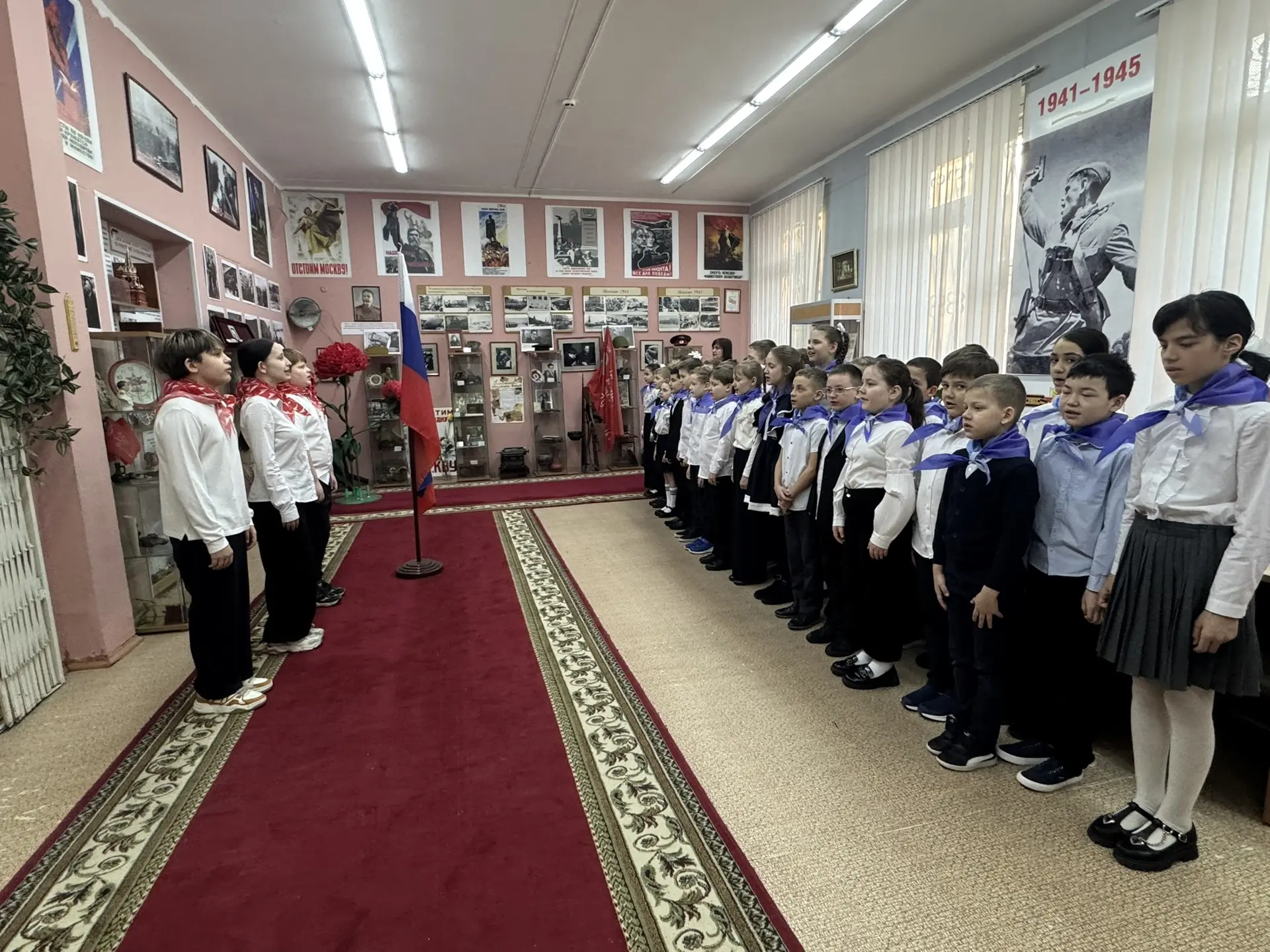 🇷🇺  Новая учебная неделя в нашей школе началась традиционно – с Церемонии выноса Государственного фл