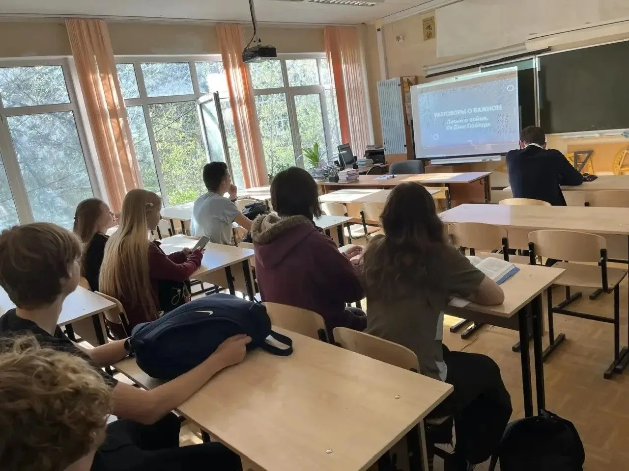 Песни о войне. Ко Дню Победы. 04.05.2026 г. в МБОУ школа №13 прошли внеурочные занятия из цикла «Раз