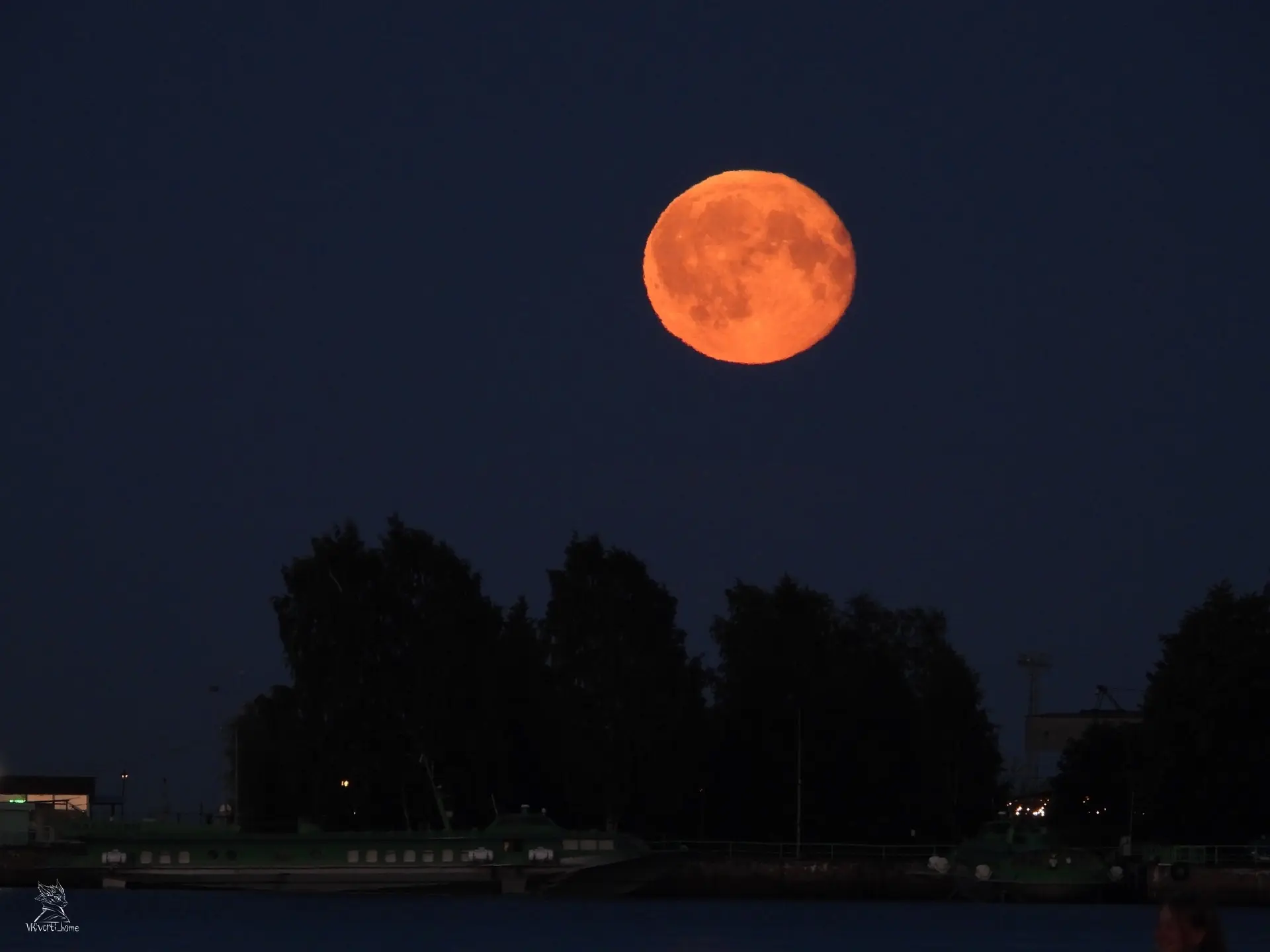 🌓 Луна в последний день июля над Петрозаводском.