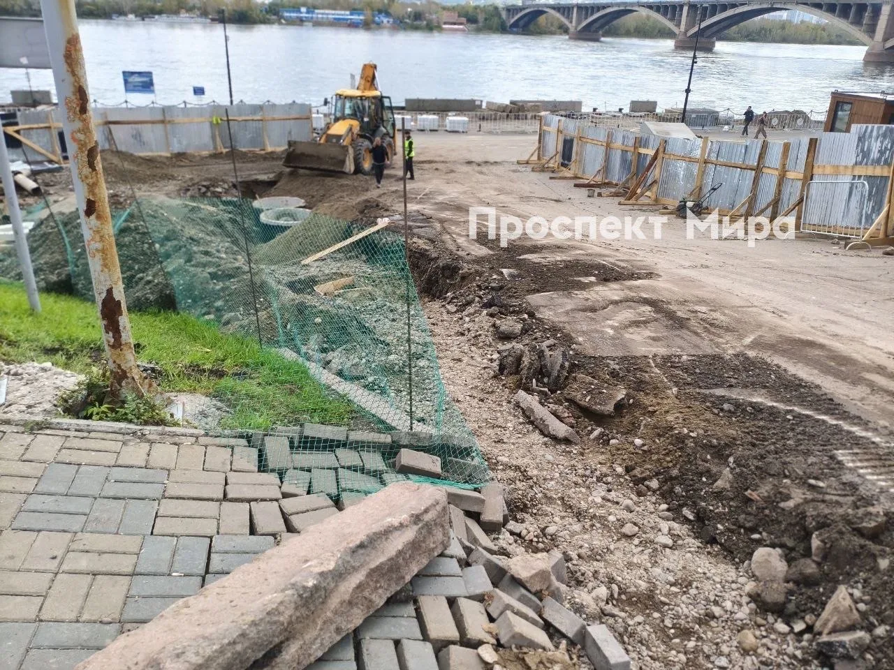 На Дубровинского ввели режим угрозы ЧС из-за провала асфальта.