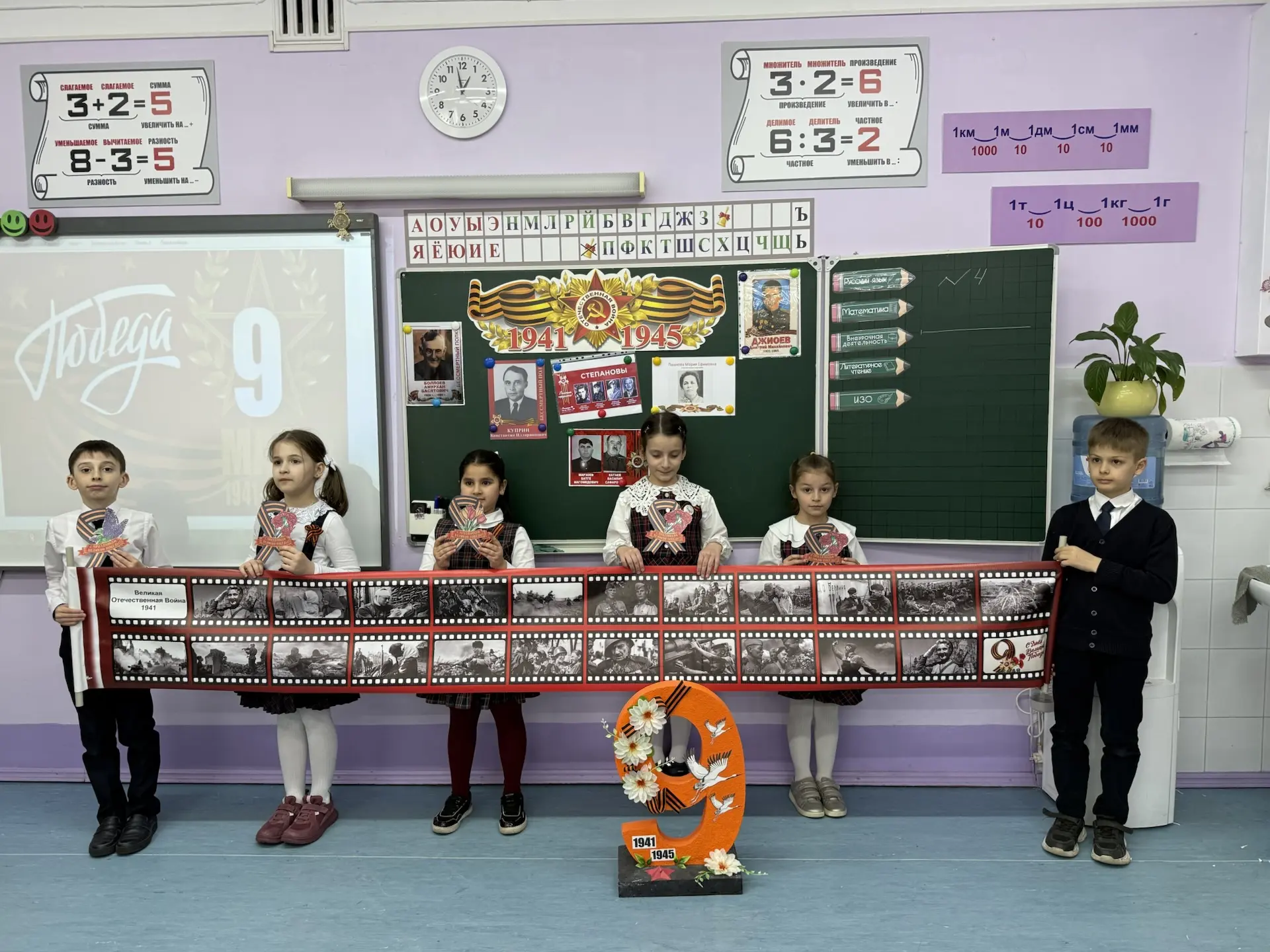 В преддверии великого праздника Дня Победы учащиеся 1 «А» класса своими руками изготовили символ пам