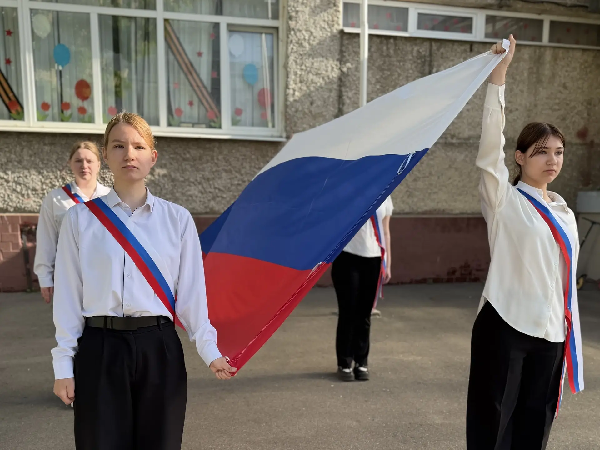 🇷🇺ТОРЖЕСТВЕННАЯ ЛИНЕЙКА🇷🇺  Учебная неделя традиционно начинается с выноса государственных флагов и и