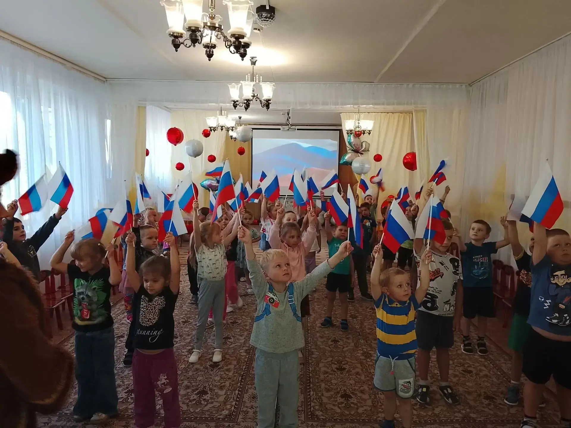 В нашем детском саду прошло увлекательное мероприятие, посвящённое Дню флага России. В ...
