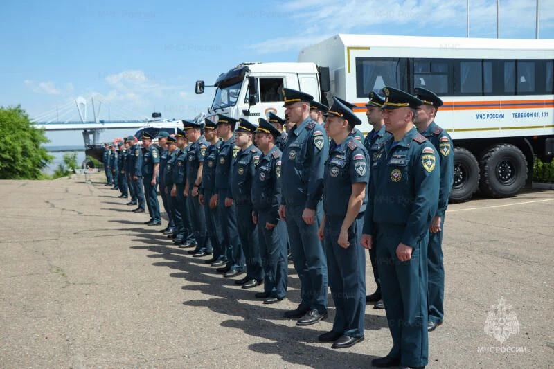 🇷🇺В преддверии праздника

Врио начальника МЧС Приамурья Владислав Бордунов вручил сотрудникам Глав