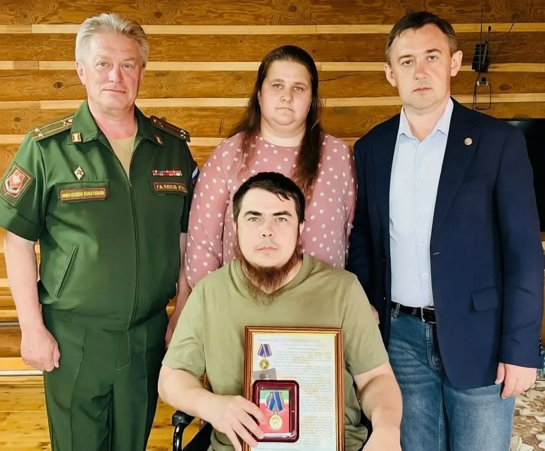✅Глава Агрызского района Ленар Нургаянов в День России посетил ветерана специальной вое...