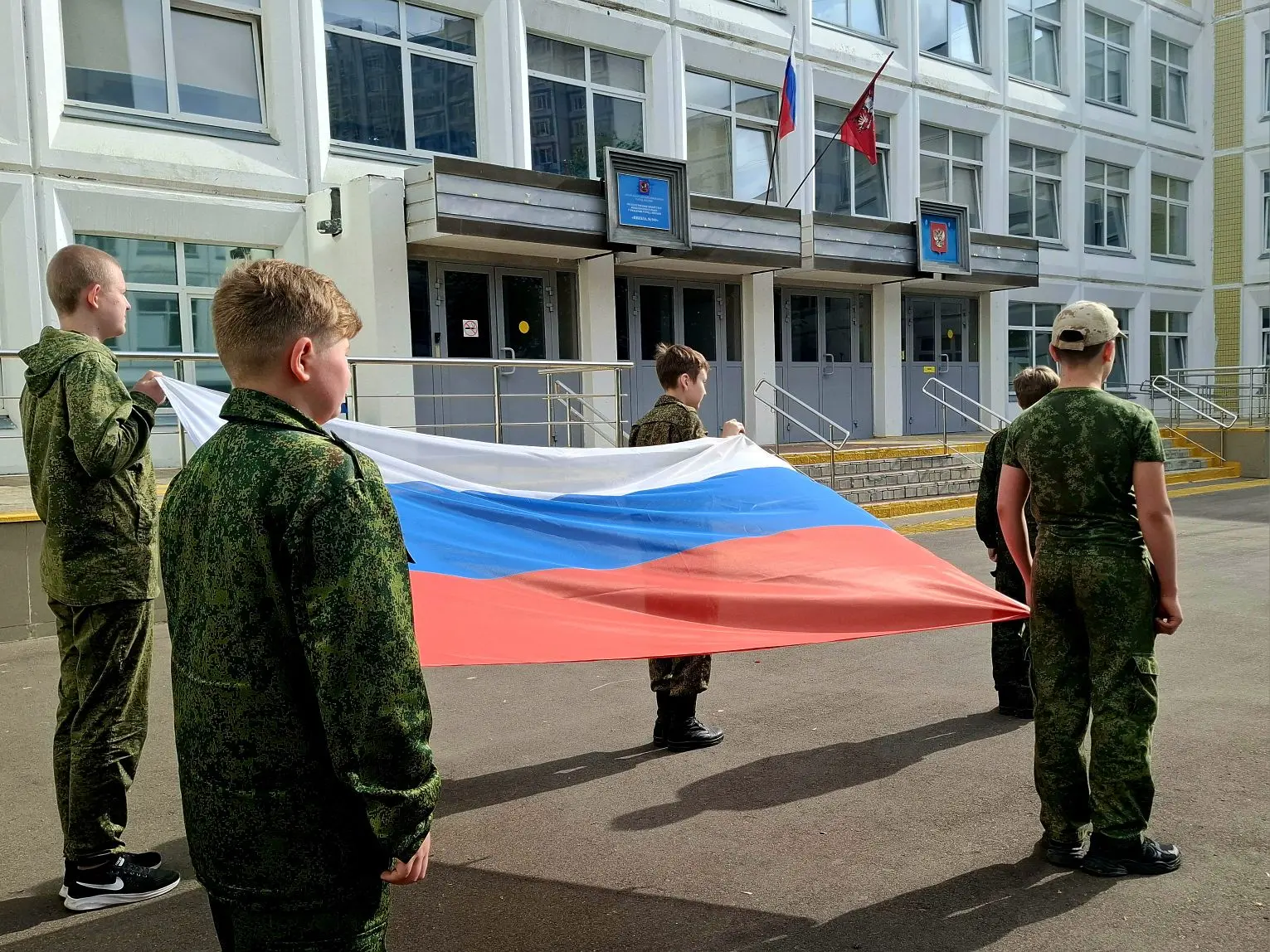 🇷🇺 Церемония поднятия флага: финальная в учебном году  Заключительная в этому учебном году церемония
