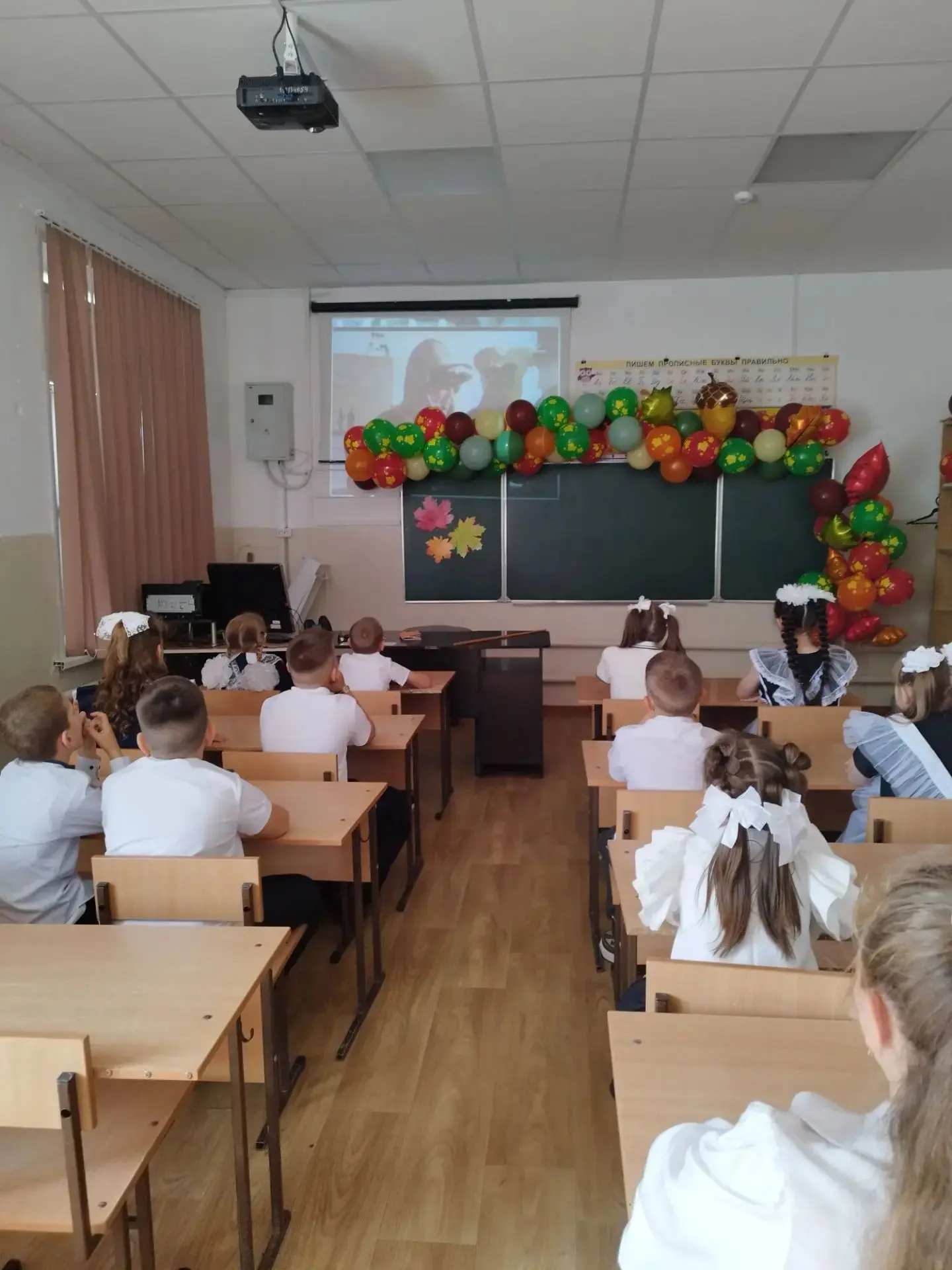 🎉 В нашей школе прошли «Разговоры о важном», посвящённые Дню знаний! 🎉