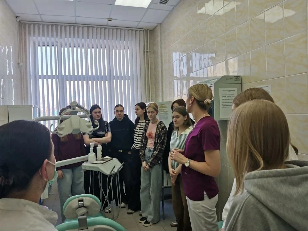 Урок, который заставил улыбнуться 👩‍⚕️🦷В рамках курса «Россия — мои горизонты» у десятиклассников пр