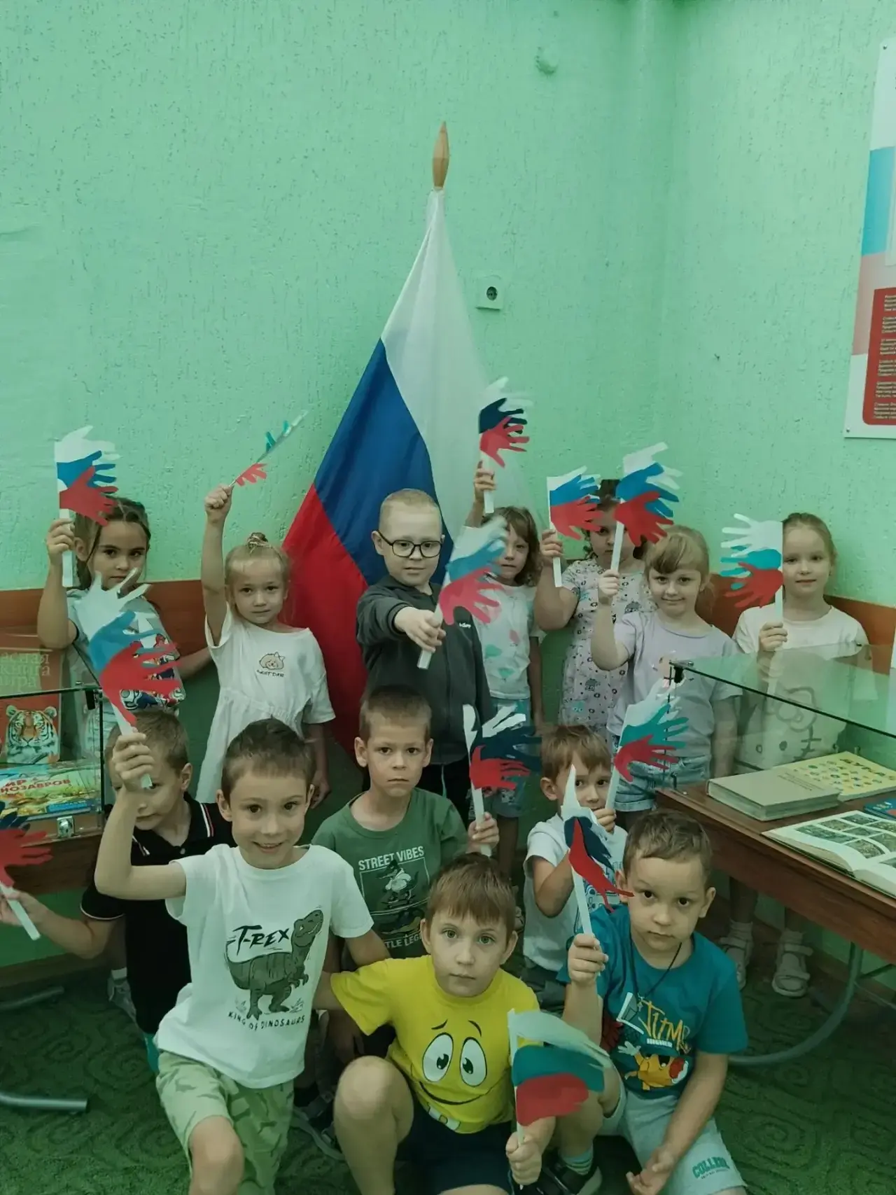 Флаг России — триколор, три полоски ловит взор. Белый цвет — как облака, синий — неба с...