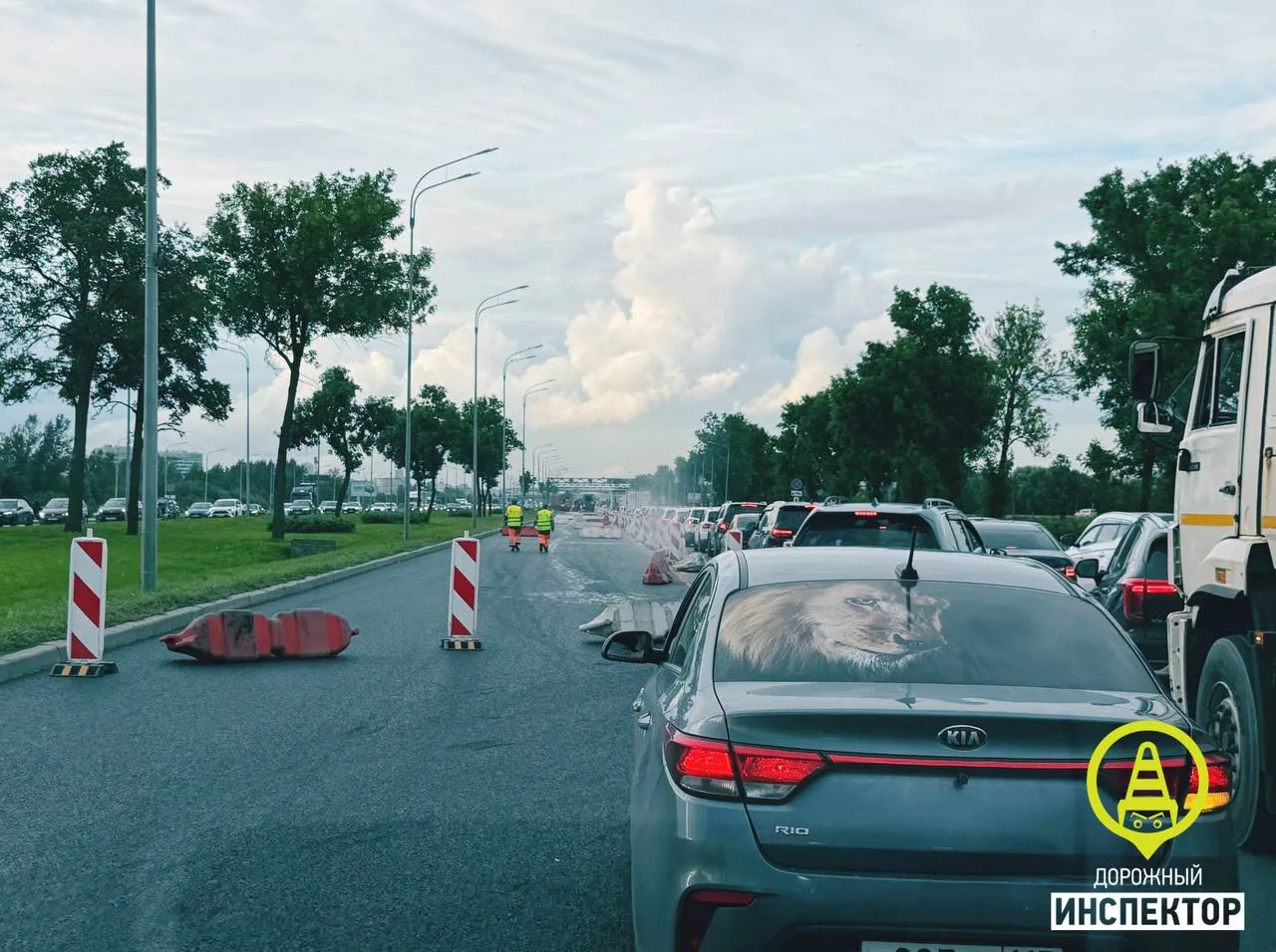 На Пулковском шоссе теперь пробки и со стороны города. Пассажиры массово опаздывают в а...