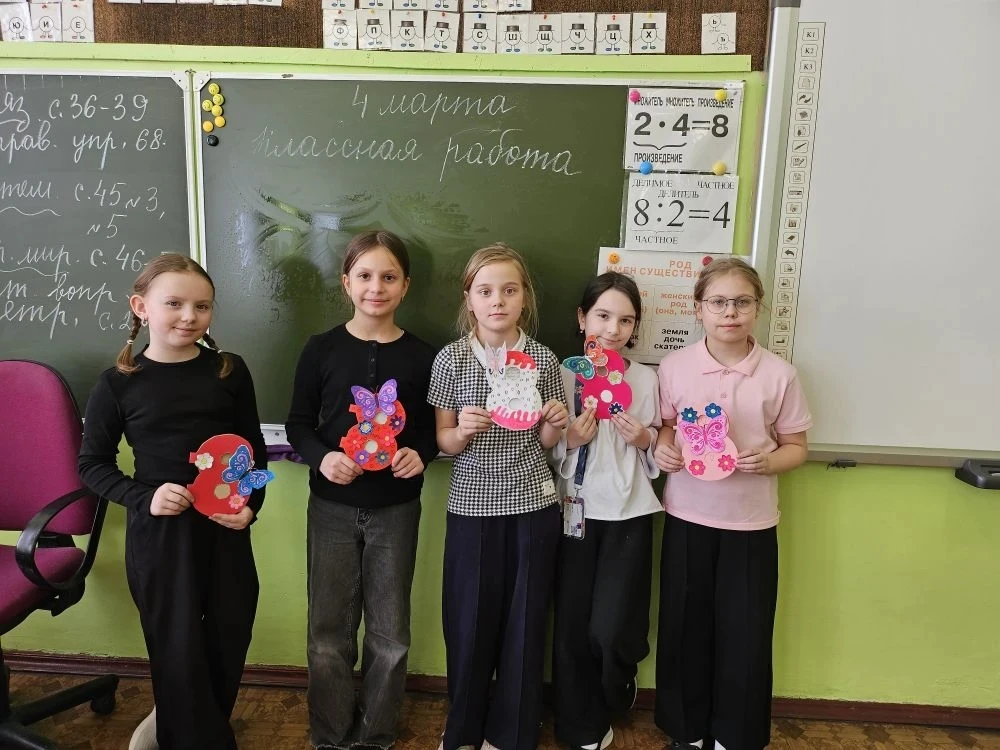 🌸 С праздником весны от 3 «А» и 3 «Б»! 🌸  Сегодня в нашей школе по-особому ярко светит солнце, ведь 