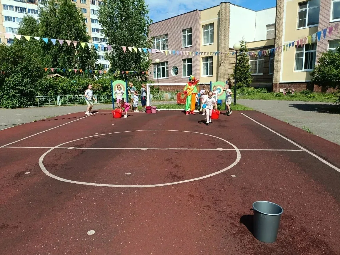 В группах " Знайки" и "Цветики" прошёл весёлый споитивный праздник "Ах, лето!" У детей было радостно