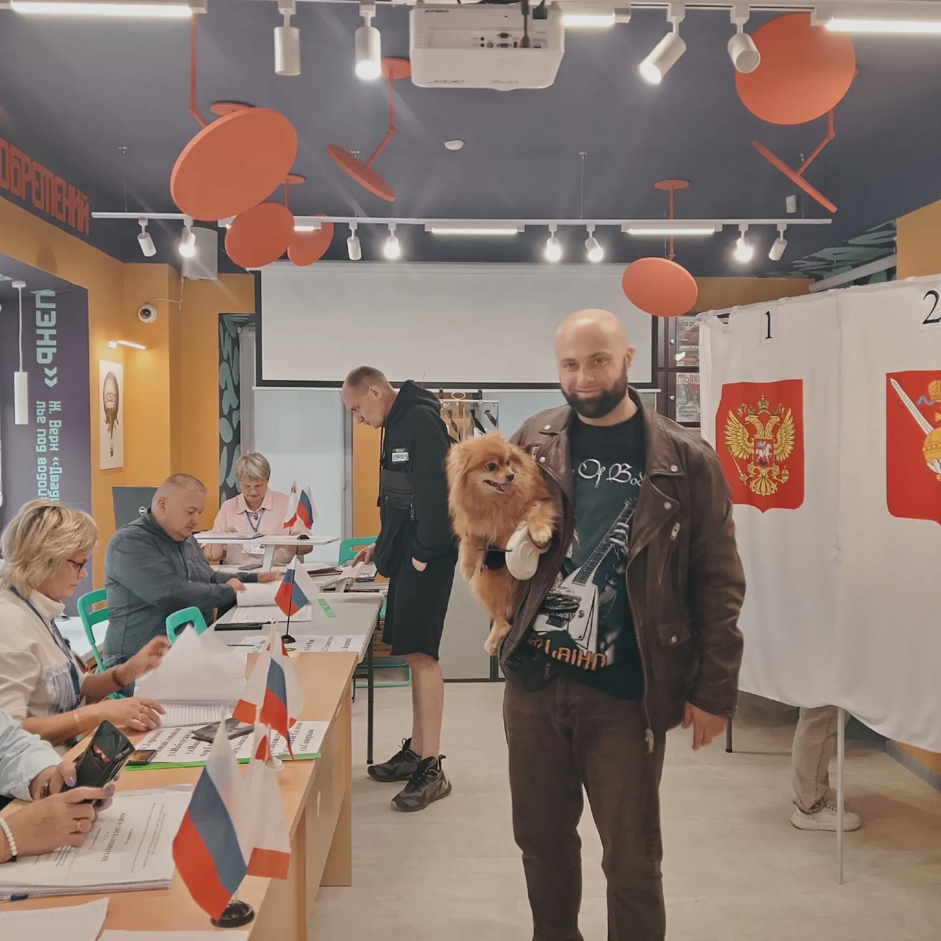 На выборы с любимыми питомцами.