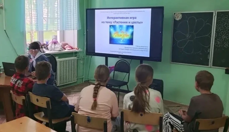 Хоть на улице и похолодало, а небо затянуло тучами — в школьном лагере никому не было грустно! Погод